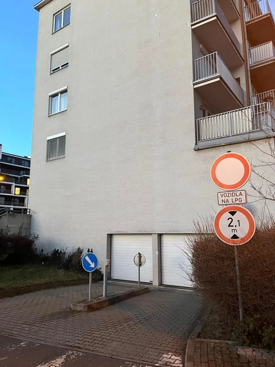 Pronájem garáže 13 m², Počernická · Strašnice