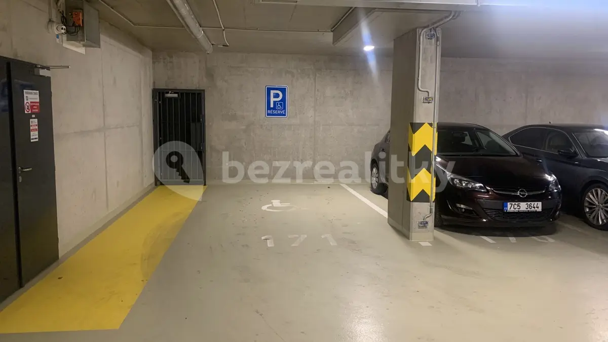 Pronájem garáže 16 m², Zvěřinova · Strašnice