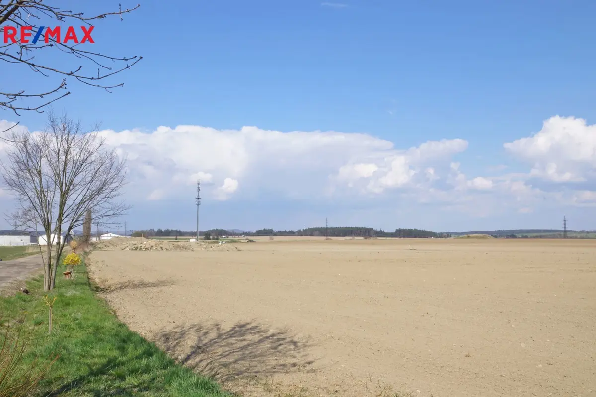 Prodej pozemku 4689 m², Opařany – část obce