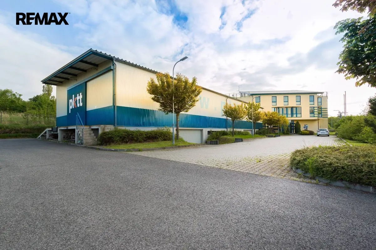 Prodej komerčního prostoru 2325 m², Strančice – část obce Všechromy