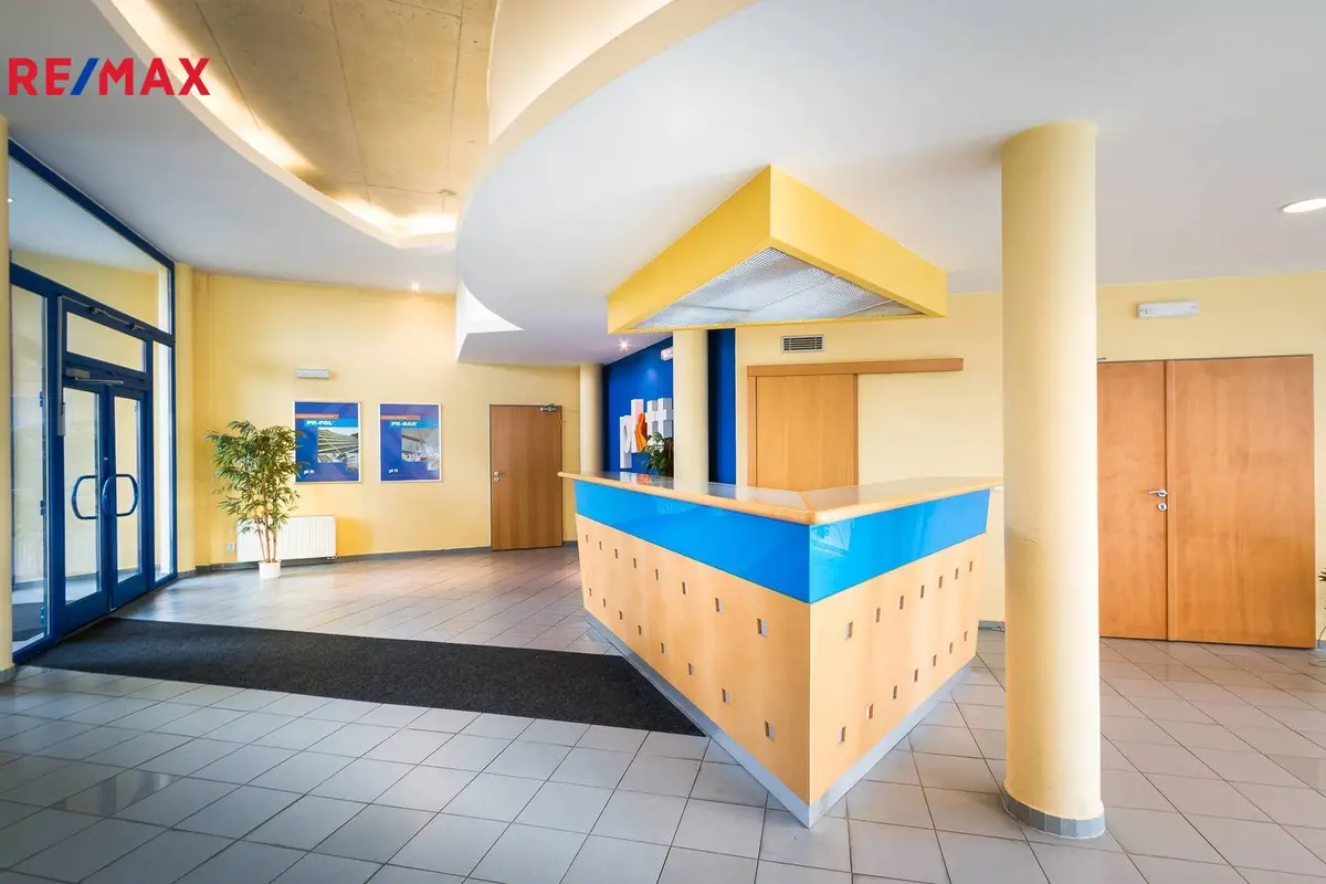 Prodej komerčního prostoru 2325 m², Strančice – část obce Všechromy