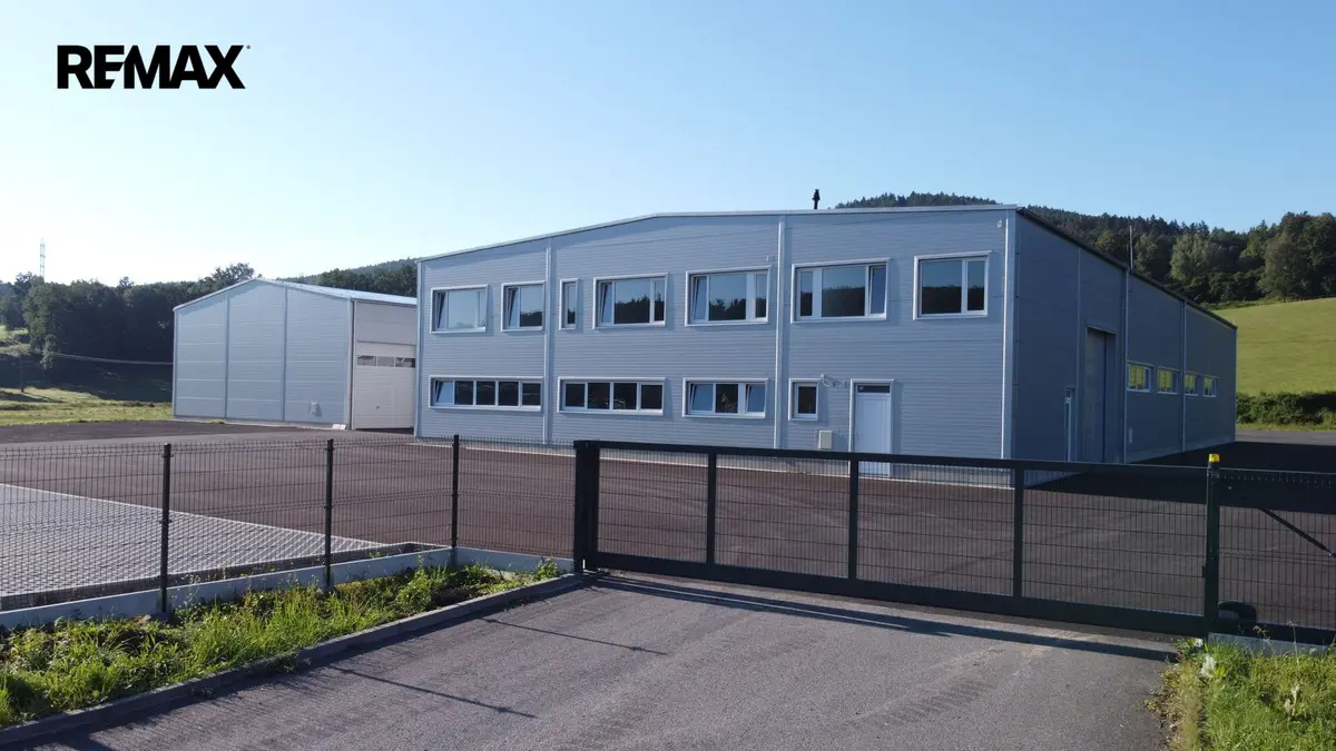 Pronájem komerčního prostoru 1400 m², Husinec – část obce