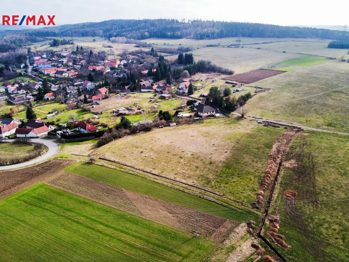 Prodej pozemku 2388 m², Káciň · Dolní Hbity
