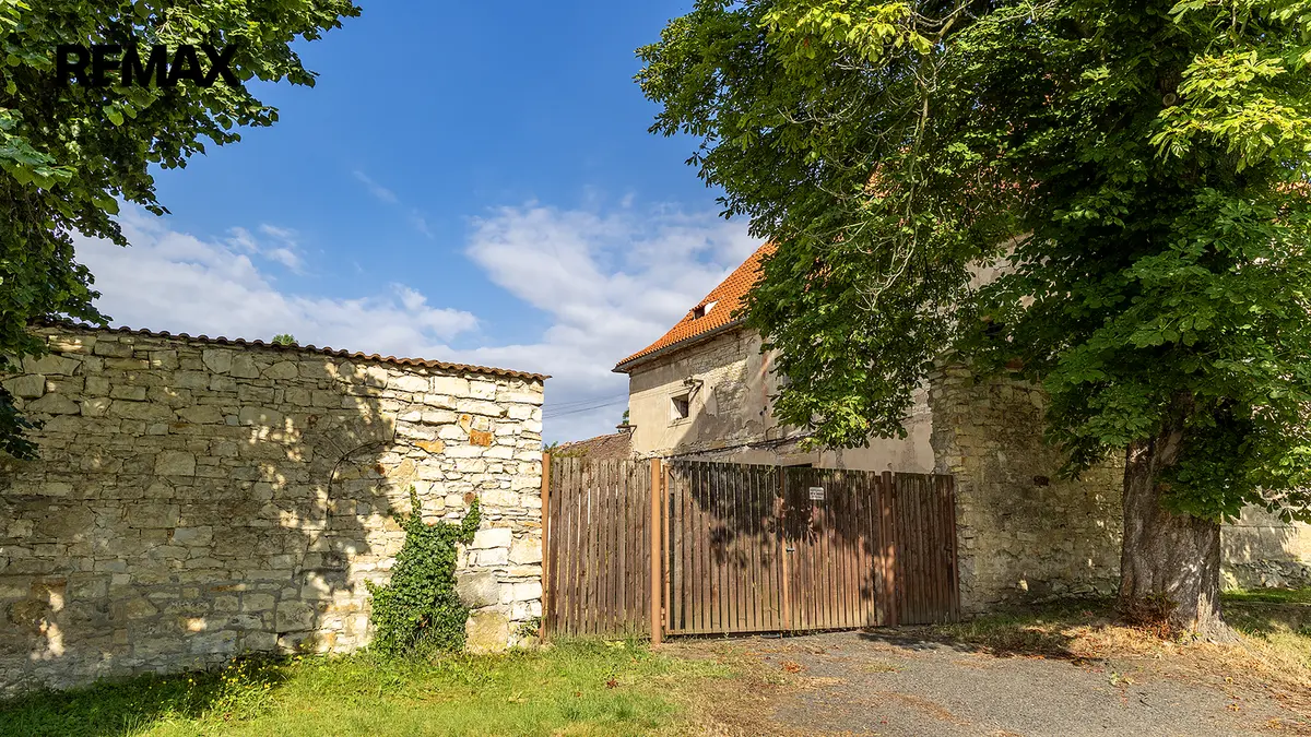 Prodej komerčního prostoru 2500 m², Počedělice – část obce Volenice
