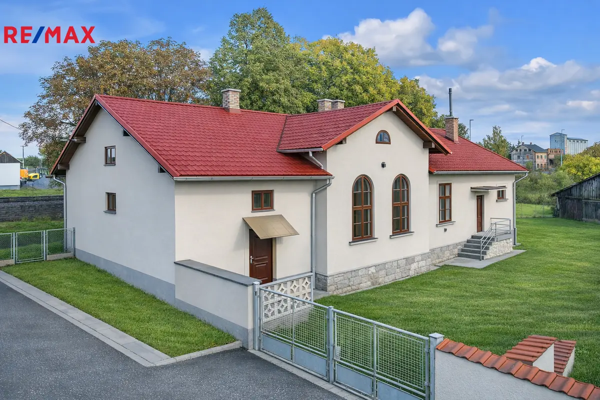 Prodej domu 370 m², Nádražní · Luštěnice