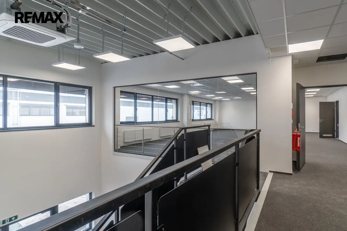 Pronájem komerčního prostoru 289 m², Tuchoměřice – část obce Kněžívka