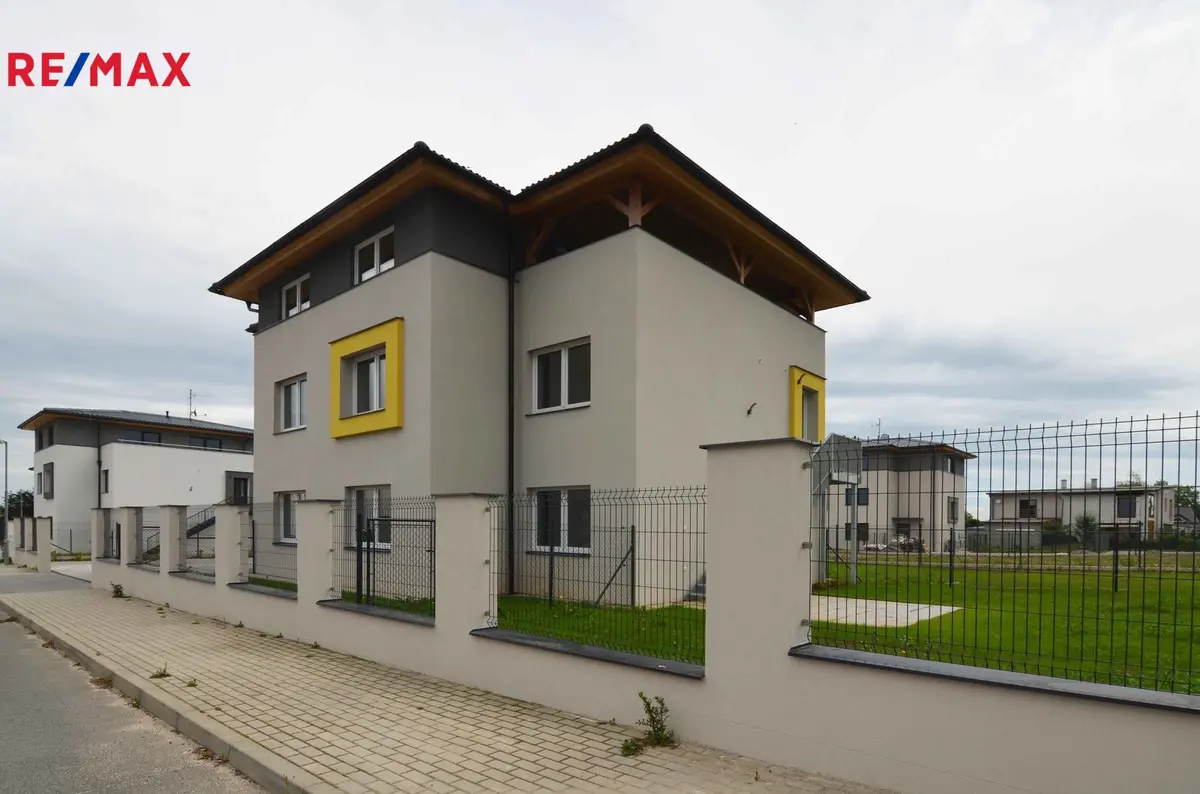 Pronájem bytu 3+1 104 m², Otakara Kádnera · Úhonice