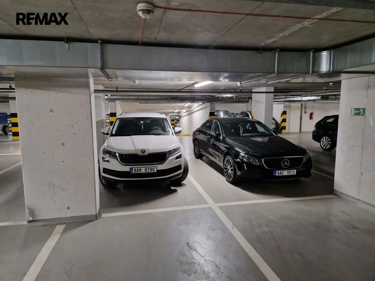 Prodej garáže 16 m², V hůrkách · Stodůlky