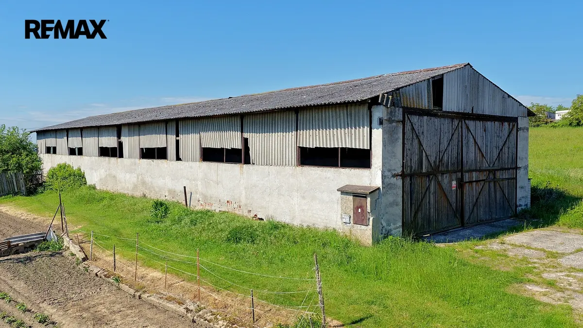 Prodej komerčního prostoru 477 m², Strážnice u Mělníka · Vysoká