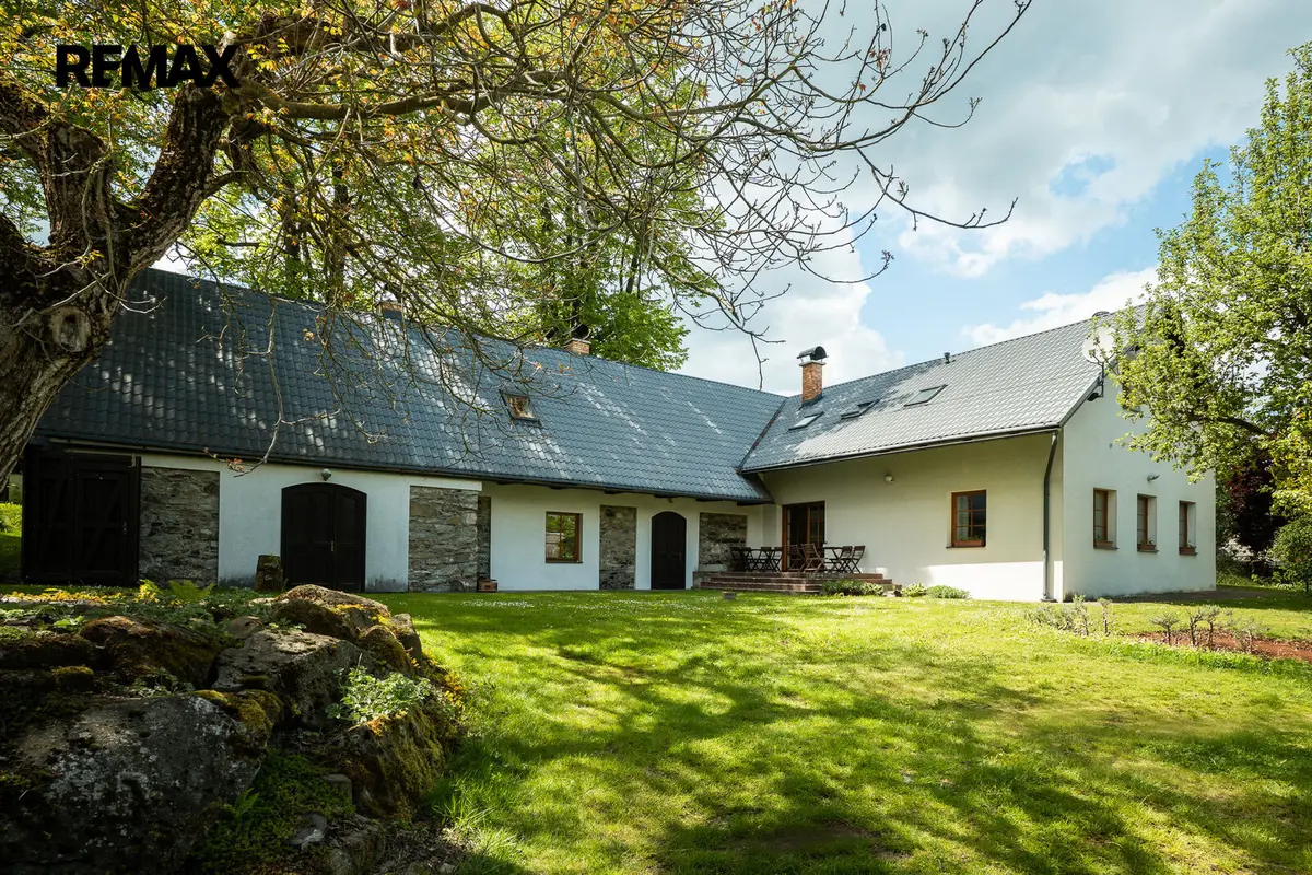 Prodej komerčního prostoru 800 m², Holetín
