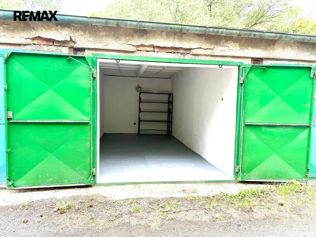 Prodej garáže 18 m², Ouvalova · Slaný