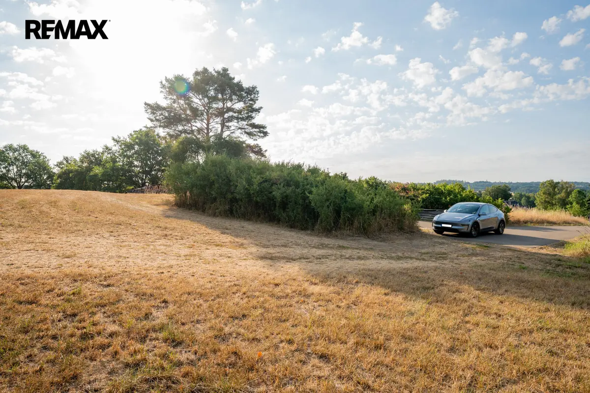 Prodej pozemku 11767 m², Úročnice · Benešov