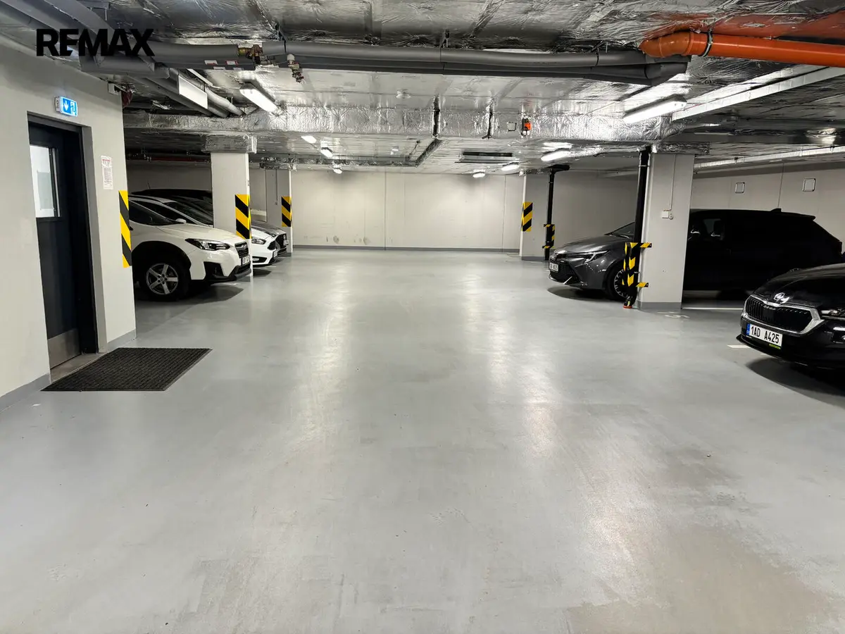 Pronájem garáže 25 m², Na Neklance · Smíchov