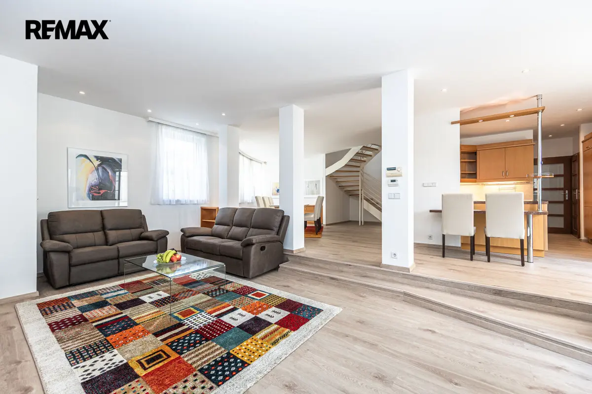Pronájem domu 256 m², U spojky · Slivenec