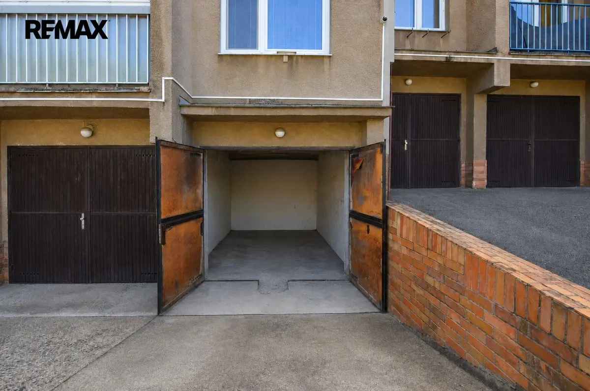 Pronájem garáže 14 m², Slivenecká · Hlubočepy
