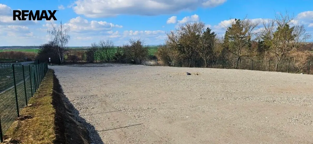 Prodej pozemku 2003 m², Slaný · okres Kladno