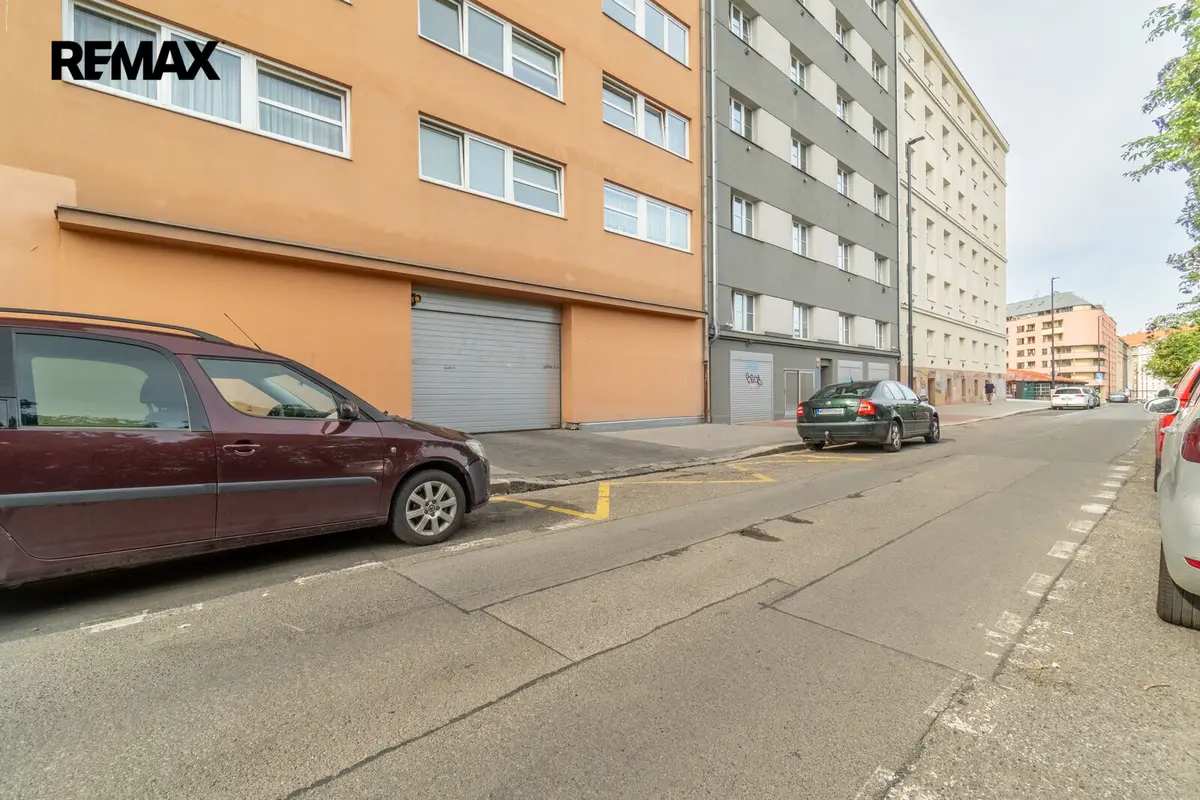 Prodej garáže 13 m², Bartoškova · Nusle