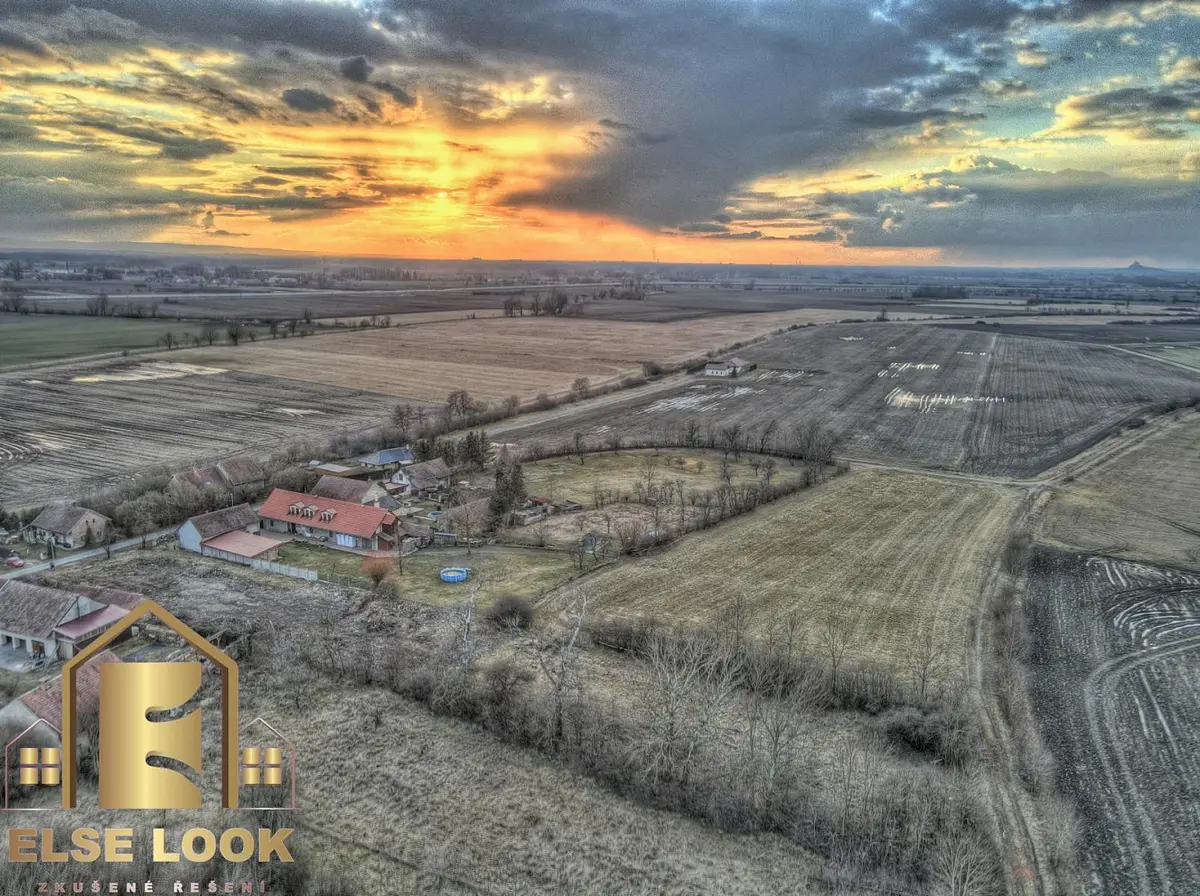 Prodej pozemku 4457 m², Dolní Roveň - Komárov · okres Pardubice