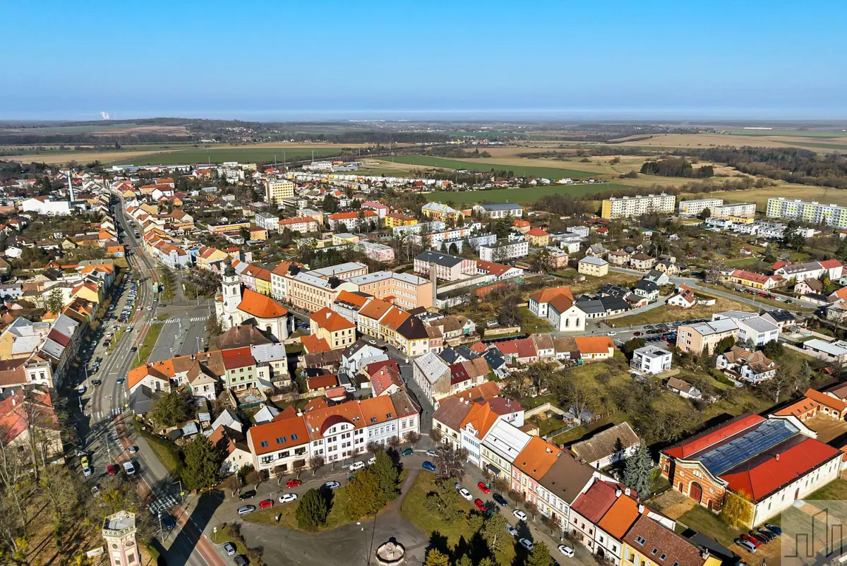 Prodej pozemku 2365 m², náměstí Míru · Heřmanův Městec