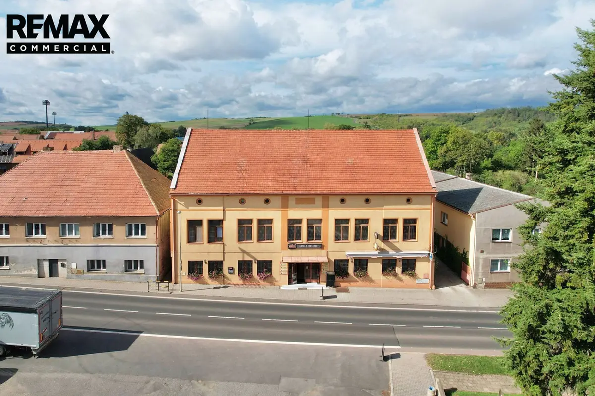 Prodej komerčního prostoru 1360 m², Náměstí · Blšany