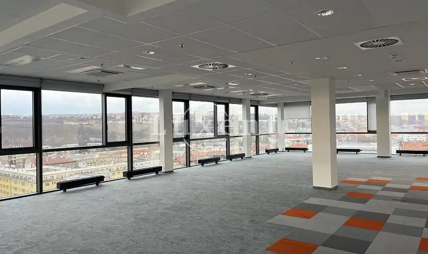Pronájem komerčního prostoru 600 m², Libeň