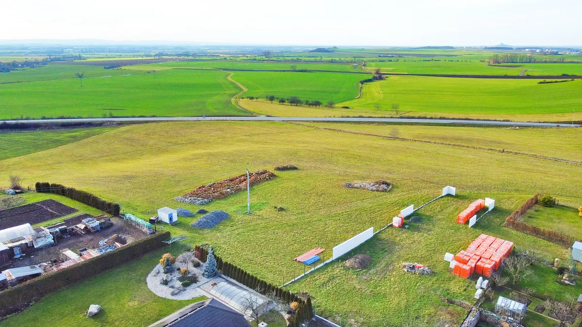 Prodej pozemku 1309 m², Holice · okres Pardubice
