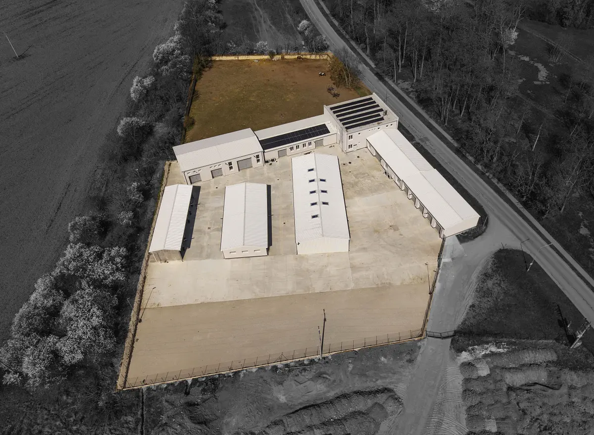 Pronájem komerčního prostoru 1933 m², Hořín · okres Mělník