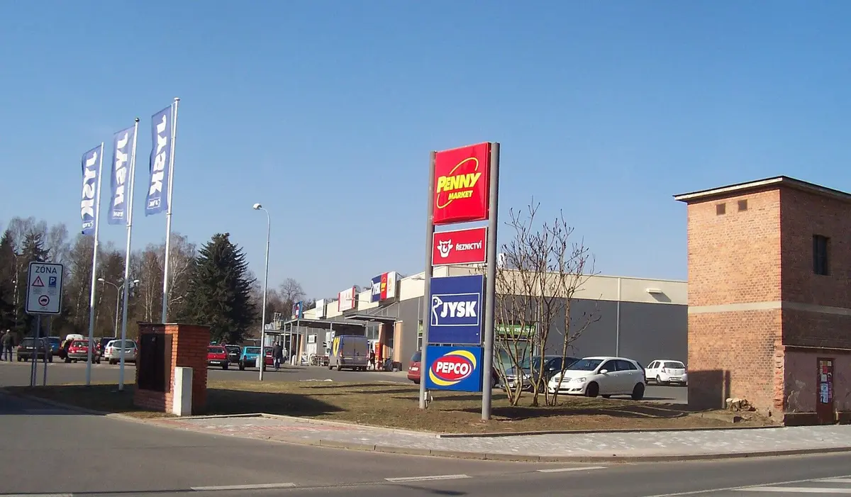 Pronájem komerčního prostoru 220 m², nábřeží Benešovo · Dvůr Králové nad Labem