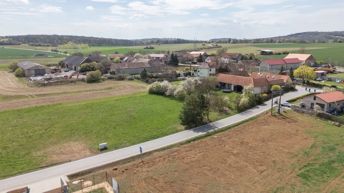 Prodej pozemku 1254 m², Měňany · okres Beroun