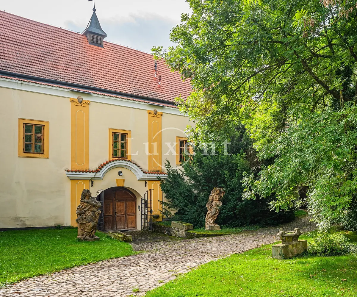 Prodej domu 2500 m², Ke Kostelu · Třebotov