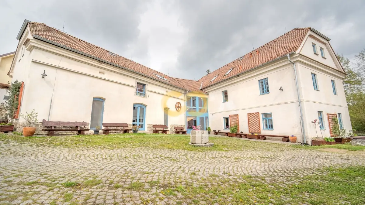 Prodej domu 590 m², Uzeničky - Černívsko · okres Strakonice