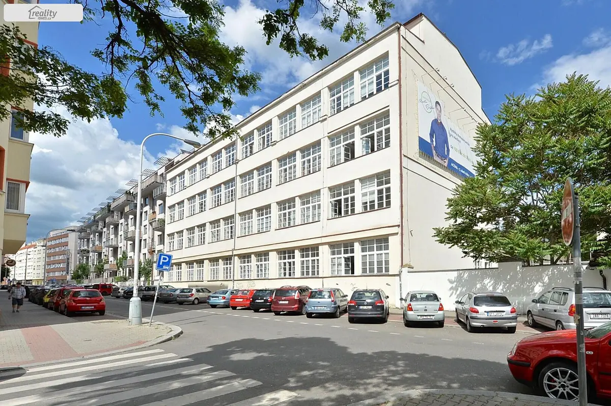 Pronájem komerčního prostoru 417 m², náměstí Dr. Václava Holého · Libeň