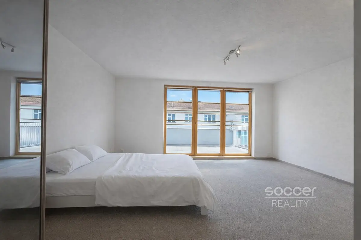 Pronájem bytu 1+kk 40 m², Randova · Smíchov