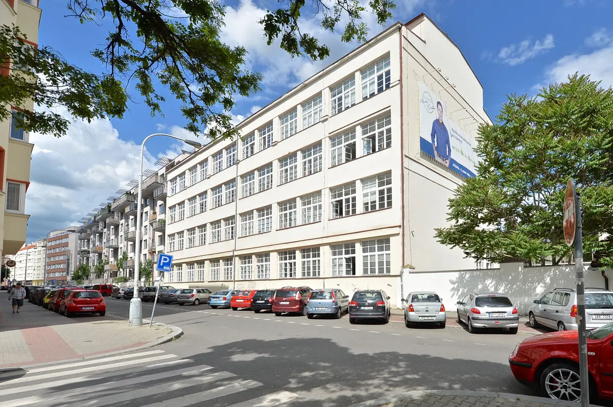 Pronájem komerčního prostoru 103 m², náměstí Dr. Václava Holého · Libeň