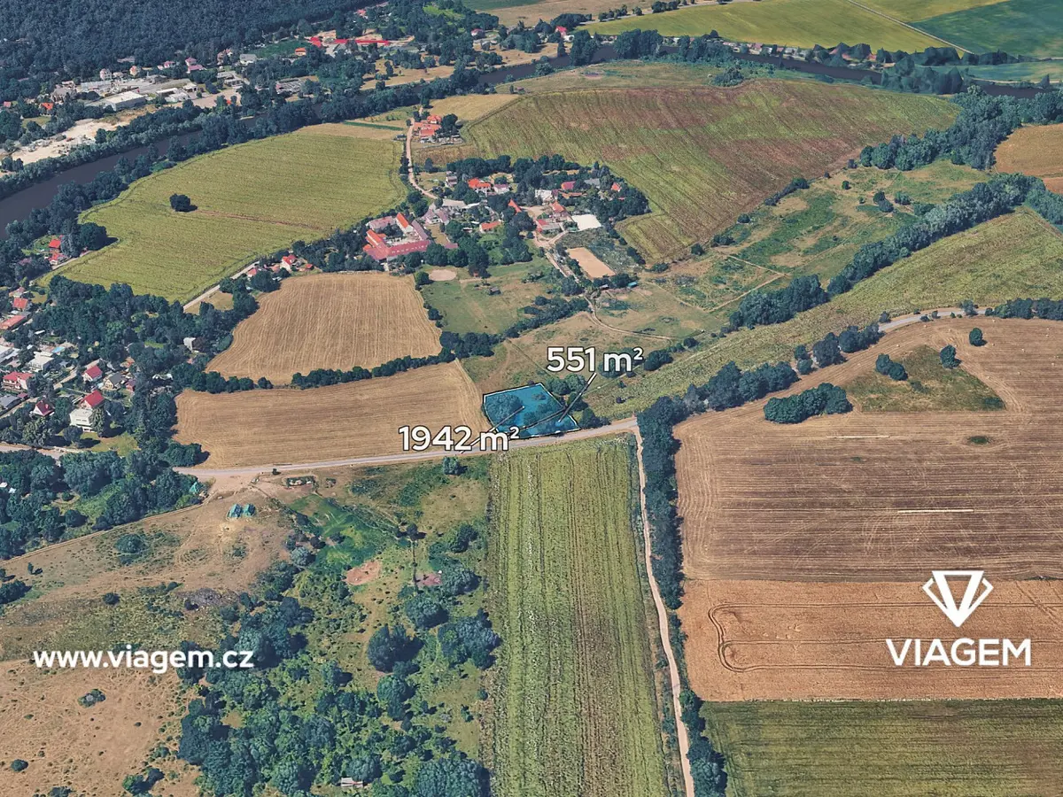 Prodej pozemku 2493 m², Lipence