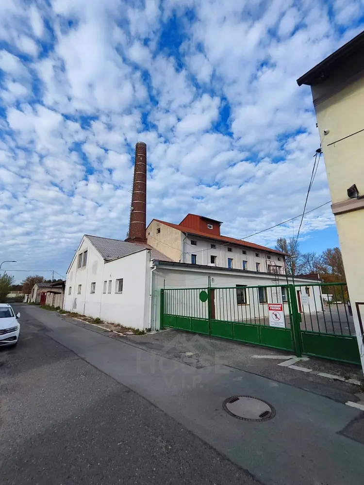 Prodej komerčního prostoru 1800 m², Sportovní · Přelouč