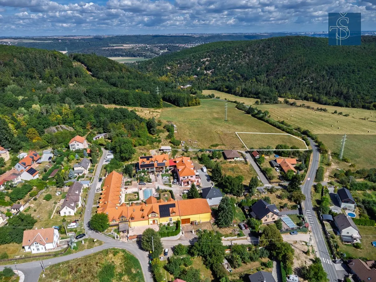 Prodej pozemku 2000 m², Černolice