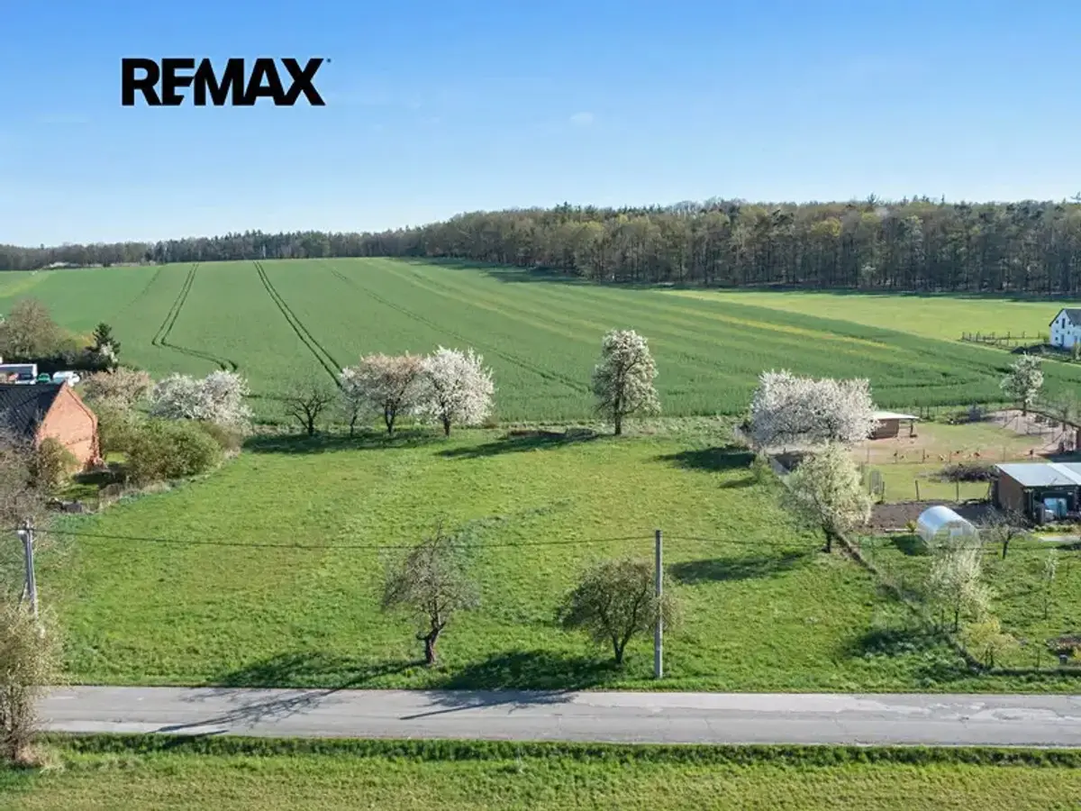 Prodej pozemku 863 m², Mžany · okres Hradec Králové