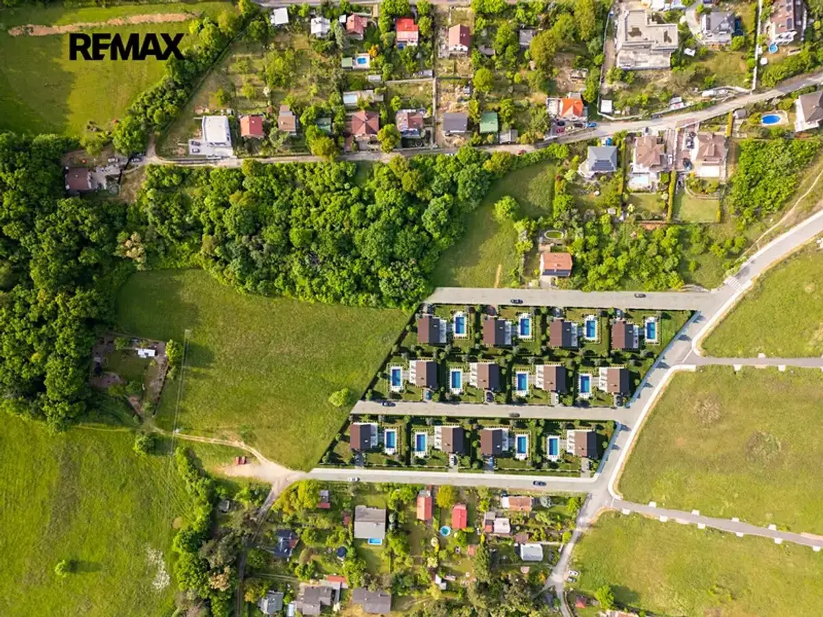 Prodej pozemku 15151 m², Petrov · okres Praha-západ