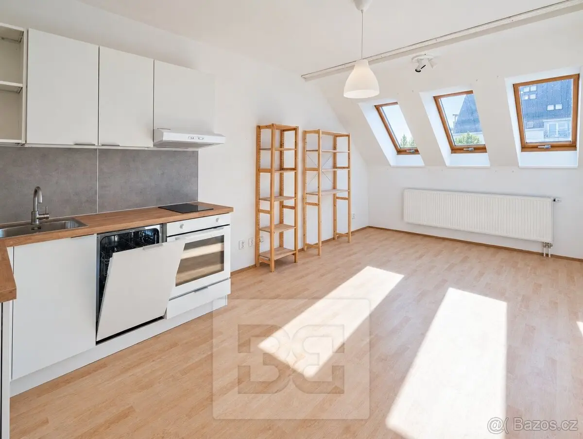 Prodej bytu 1+kk 30 m², Kbely
