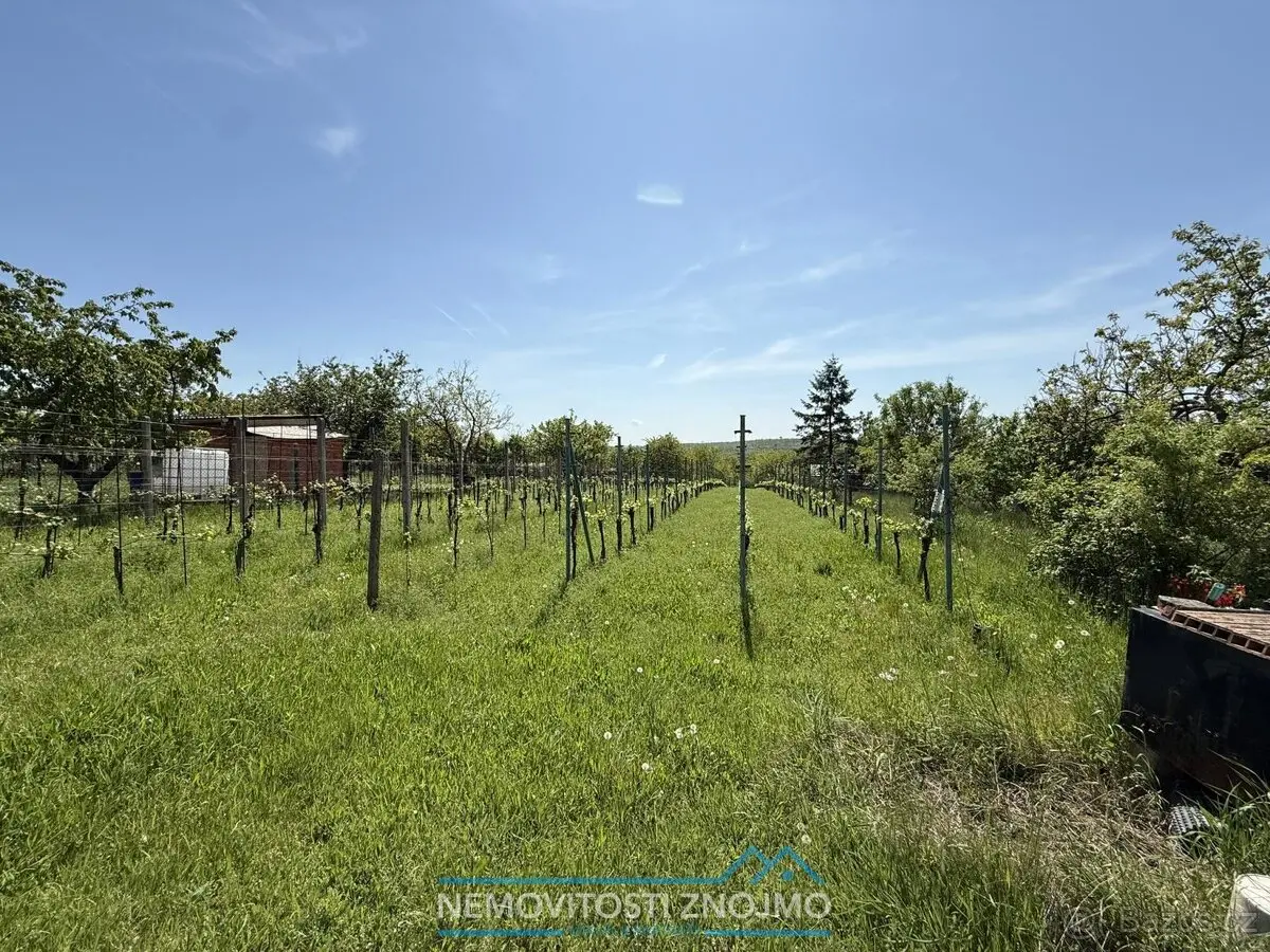 Prodej pozemku 879 m², Znojmo · 671 82
