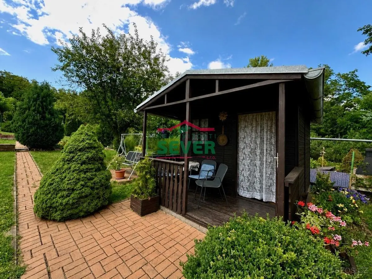 Prodej pozemku 930 m², Louny · 439 42