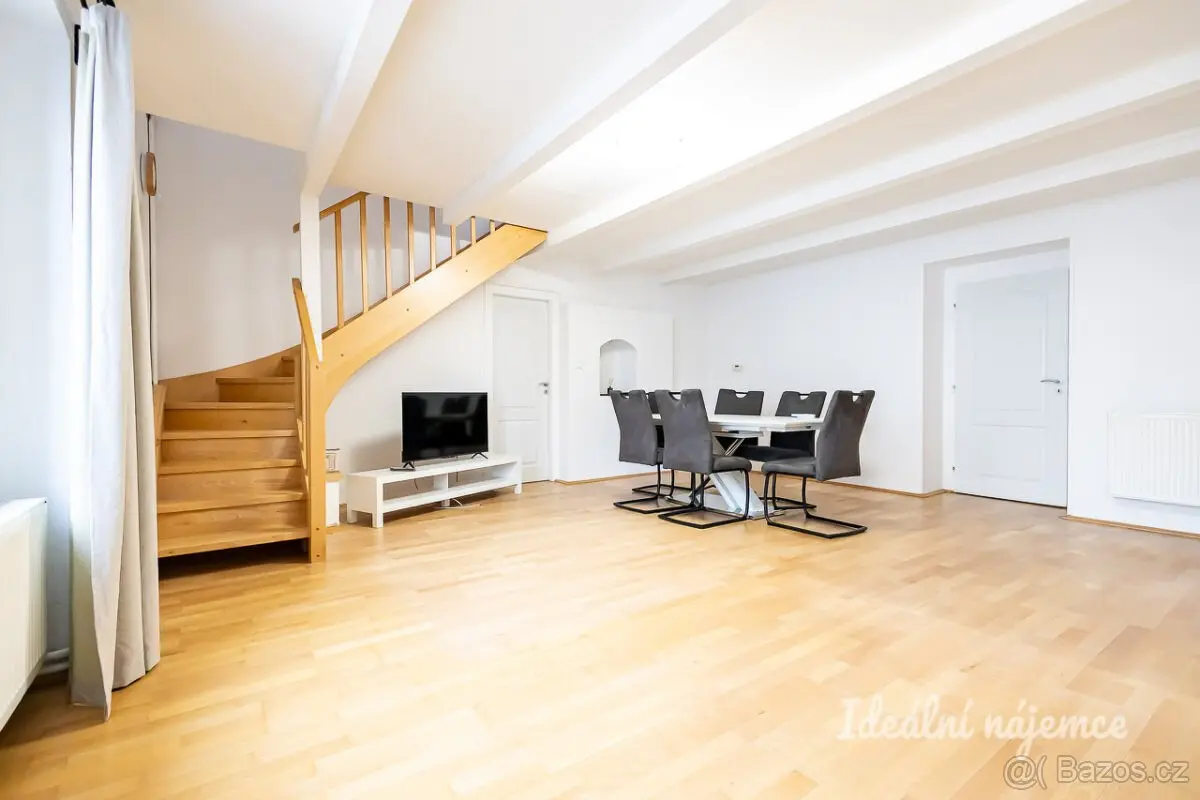 Pronájem domu 140 m², Praha - východ · 250 01