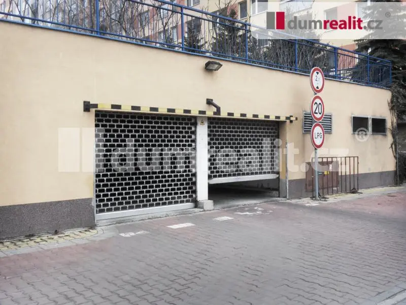 Pronájem garáže 20 m², Hnězdenská · Troja
