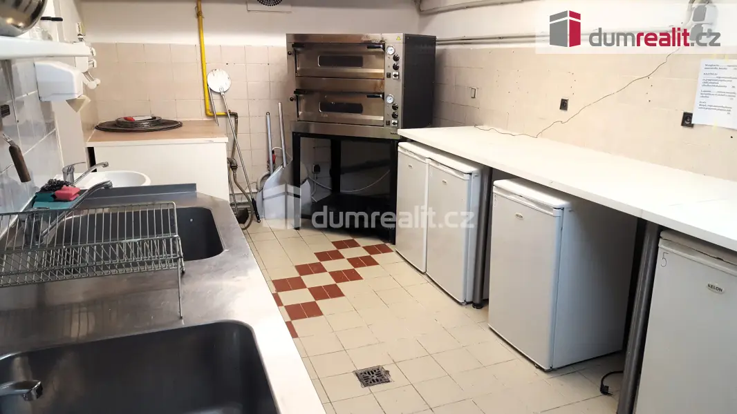 Pronájem komerčního prostoru 140 m², –