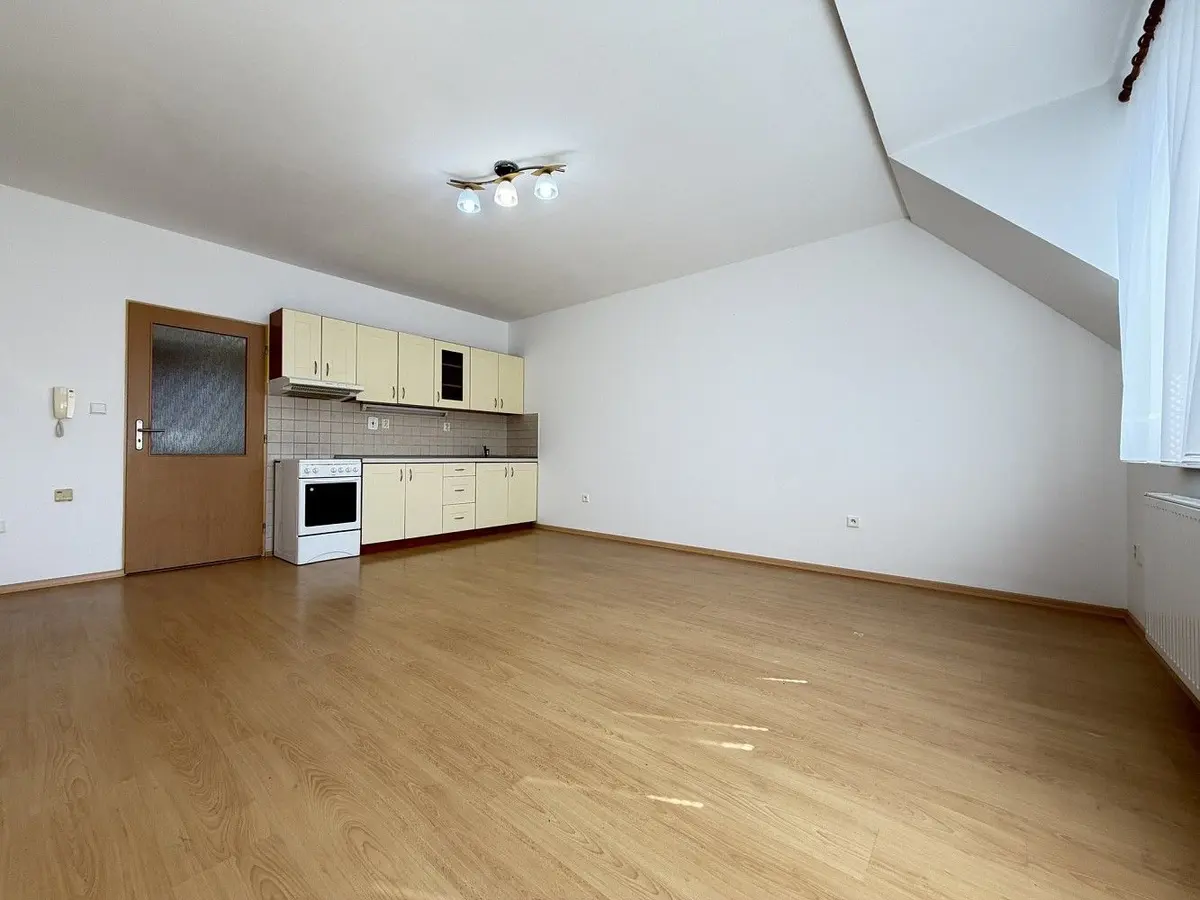 Pronájem bytu 1+kk 32 m², nám. 3. května · Otrokovice