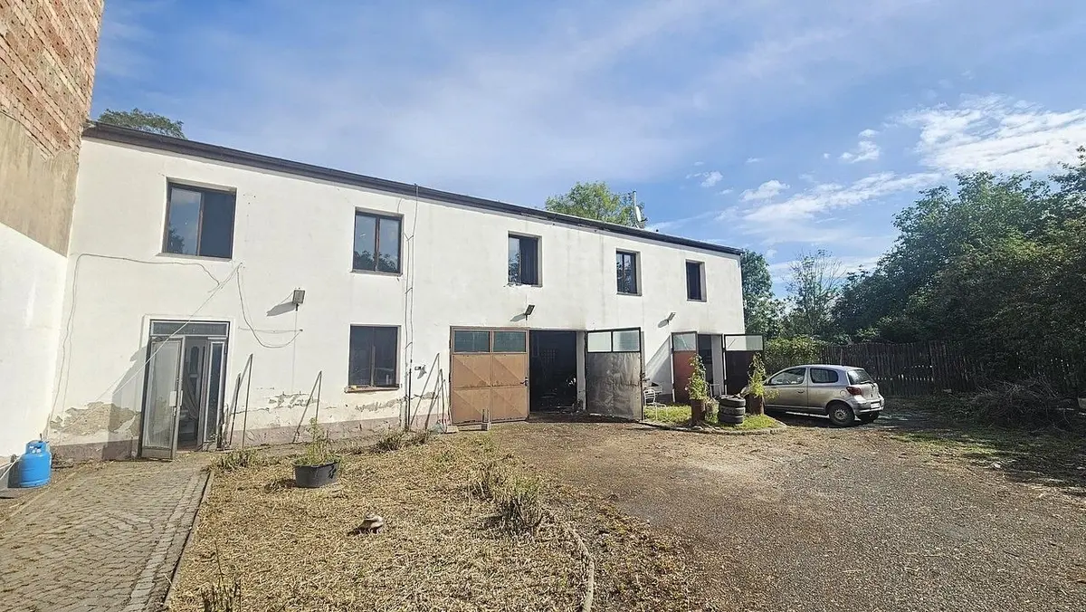 Prodej komerčního prostoru 700 m², Velký Újezd u Litoměřic · Býčkovice
