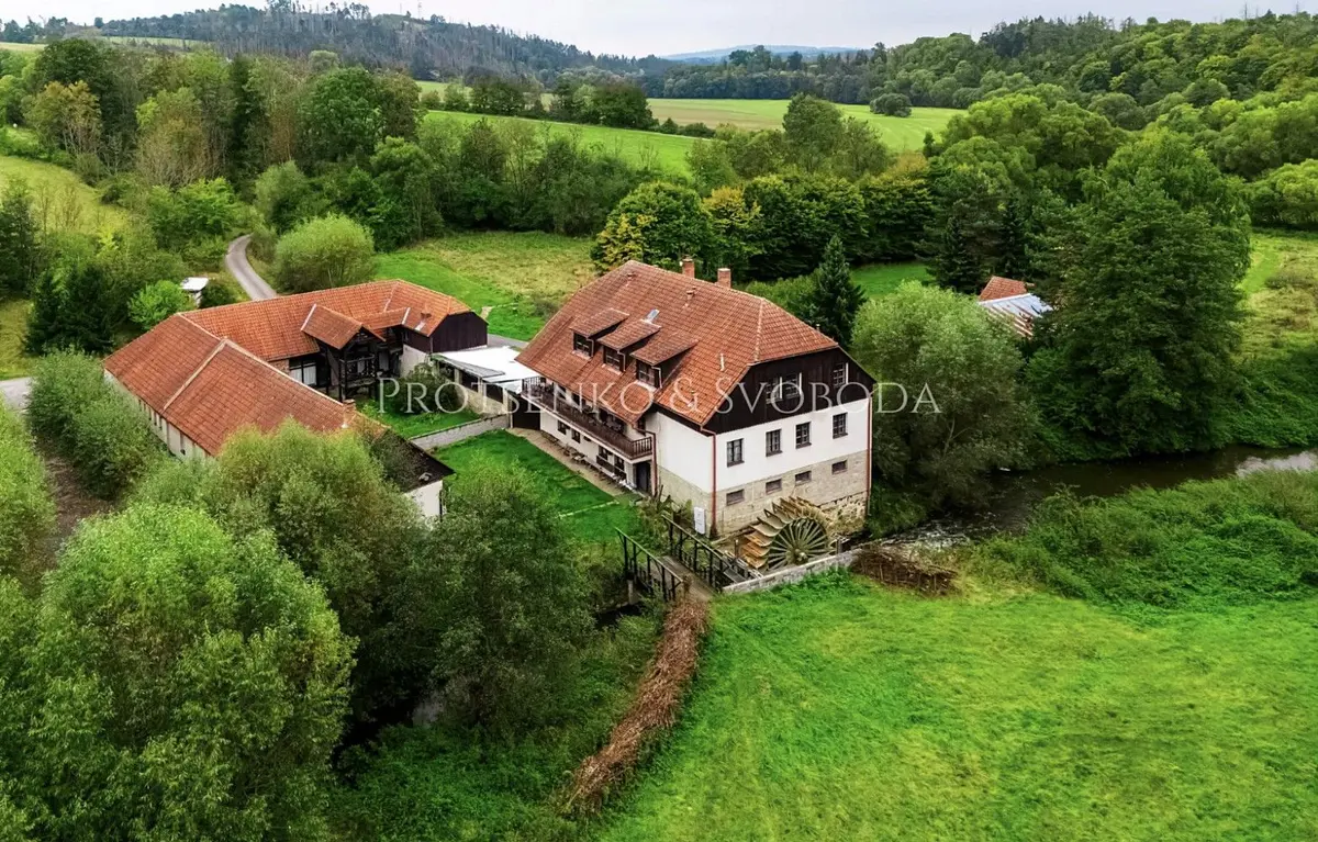 Prodej komerčního prostoru 1220 m², Červená Lhota