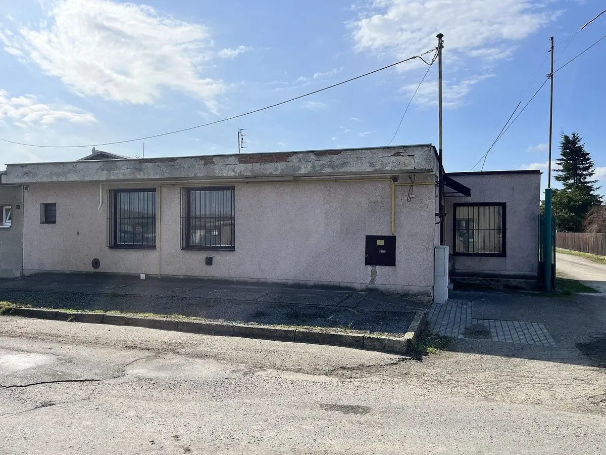 Prodej komerčního prostoru 77 m², Určice