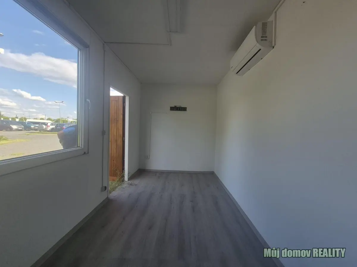 Pronájem komerčního prostoru 1000 m², Kostelecká · Čakovice